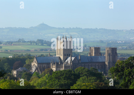 Wells Cathedral avec Tor de Glastonbury au loin. Le Somerset. L'Angleterre. UK. Banque D'Images
