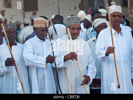 Danse Danse Hommes Goma Stick au Festival Maulidi, Lamu, Kenya Banque D'Images