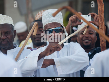 Senior Man with Sunglasses Dancing Goma Stick Dance Festival à Maulidi, Lamu, Kenya Banque D'Images