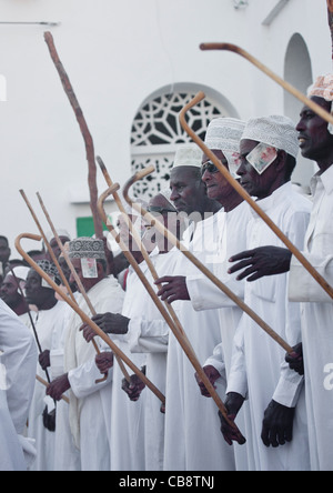 Danse Danse Hommes Goma Stick au Festival Maulidi, Lamu, Kenya Banque D'Images