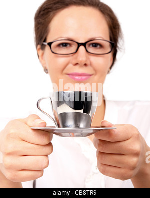 Femme souriante avec tasse de café en mains, closeup portrait on white Banque D'Images