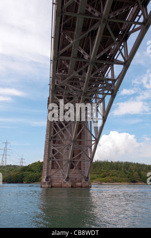 La vue du dessous de la pont Britannia en bateau Banque D'Images