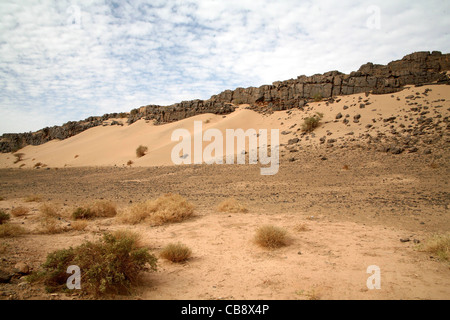 Le sable accumulé contre la base de l'Anti-Atlas au Maroc, province de Tata SW Banque D'Images