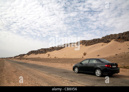 Location de voiture sur la route entre Tata et Guelimim dans la région du Sahara Occidental au Maroc Banque D'Images