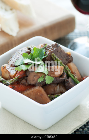 Carré blanc bol de ragoût de boeuf maison Banque D'Images
