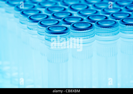 Tubes à essai en plastique de laboratoire pour une expérience dans un laboratoire de recherche scientifique. Banque D'Images