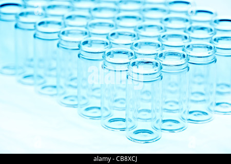 Tubes à essai en verre de laboratoire pour une expérience dans un laboratoire de recherche scientifique. Banque D'Images