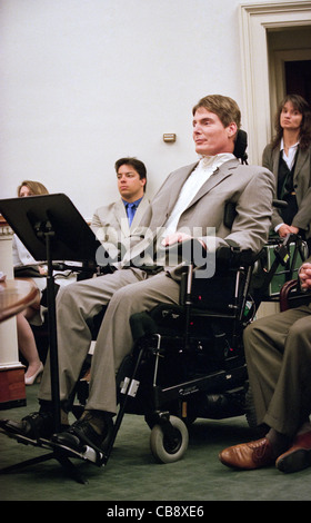 L'acteur Christopher Reeve fait une déclaration des charges financières d'handicapés à une audience du Congrès, le 14 avril 1999 à Washington, DC. L'Reeve était paralysé dans un accident d'équitation et est devenu un ardent défenseur de la mobilité. Banque D'Images