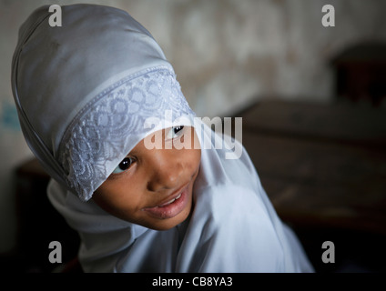 Young Girl Wearing White Hijab voile dans la salle de classe de Lamu, Kenya Académie Stonetown Banque D'Images