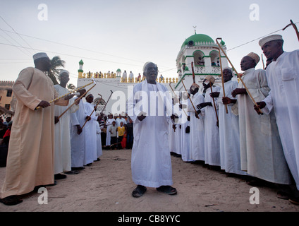 Danse Danse Hommes Goma Stick au Festival Maulidi, Lamu, Kenya Banque D'Images