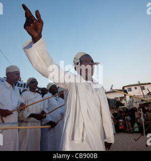 Danse Danse Hommes Goma Stick au Festival Maulidi, Lamu, Kenya Banque D'Images