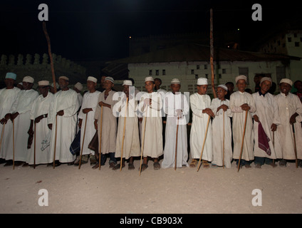 Danse Danse Hommes Goma Stick au Festival Maulidi, Lamu, Kenya Banque D'Images