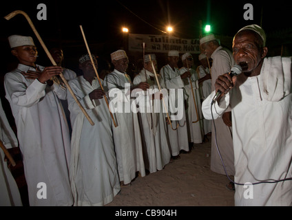 Danse Danse Hommes Goma Stick au Festival Maulidi, Lamu, Kenya Banque D'Images