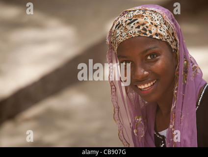 Teenage Girl à Nice avec voile Smiling at Camera, Lamu, Kenya Banque D'Images