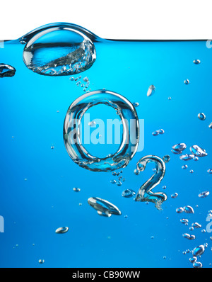 Formule d'oxygène O2 avec des bulles d'eau sur fond bleu Banque D'Images
