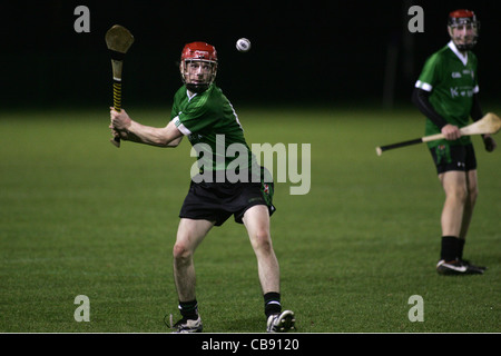 Hurling (Irlandais : Iománaíocht/Iomáint) est un jeu d'équipe à l'extérieur de l'ancienne origine gaélique, administré par l'Association athlétique gaélique Banque D'Images
