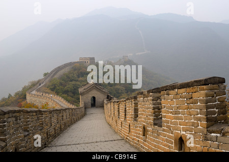 Vue du coucher de soleil à l'ouest de la tour 14 sur la grande muraille à Mutianyu de Chine au nord de Beijing République populaire de Chine Banque D'Images