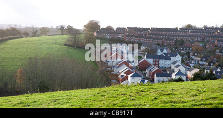 Les nouvelles maisons construites à l'emplacement d'un ancien verger (ceinture verte) en regard aux champs ouverts à Crediton, Devon, Angleterre Banque D'Images