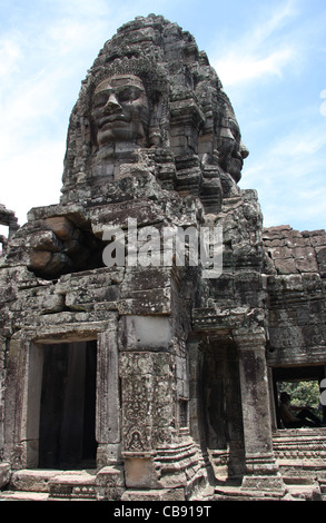 Visage sculpté sur l'une des nombreuses tours à la Temples Bayon à Angkor Thom, Siem Reap, Cambodge Banque D'Images