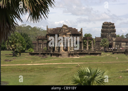 Temple d'Angkor Wat en regardant vers la bibliothèque, Cambodge Banque D'Images