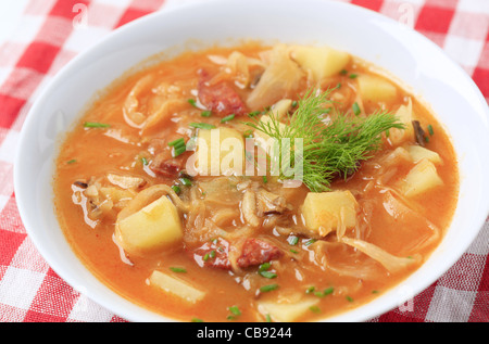 La soupe aux choux avec des pommes de terre et des saucisses Banque D'Images