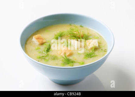 Bol de soupe aux pois avec les dés de pain grillé Banque D'Images