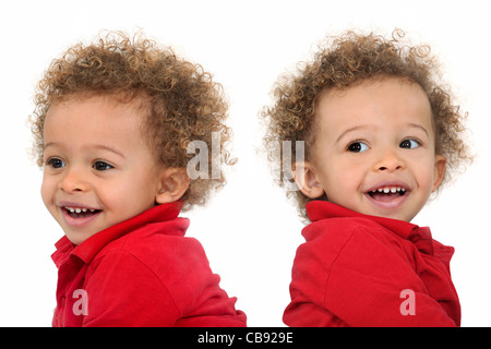 Adorable-à twins avec des cheveux bouclés Banque D'Images