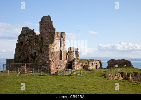 Ruines du château de Newark, près de St Monans, Fife, Scotland Banque D'Images