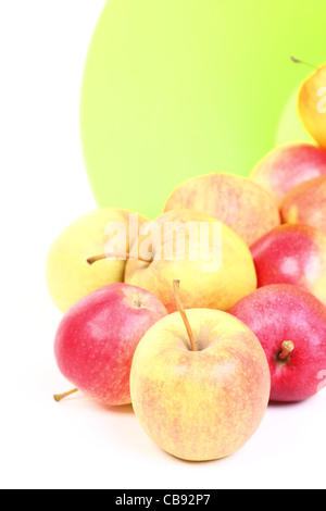 Vert frais, pommes rouges dans panier isolé sur fond blanc. Banque D'Images