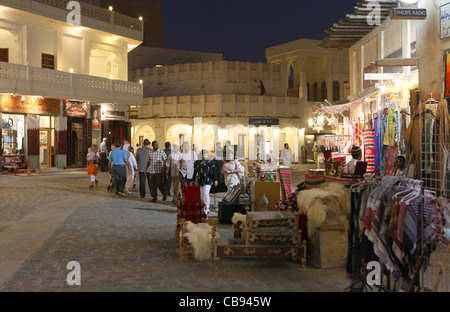 Une vue de la nuit de partie de Souq Waqif, Doha, Qatar, un quartier commerçant et un café sont pour les habitants et les visiteurs. Banque D'Images