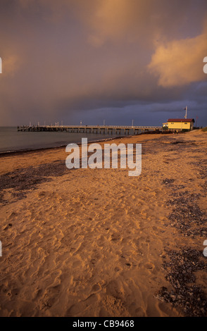 L'Australie, l'île de Phillip Island, Cowes, le pier et plage au coucher du soleil. Banque D'Images