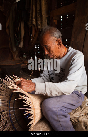 L'Inde, Nagaland, village Khonoma, artisanat, vieil homme panier tissage Banque D'Images