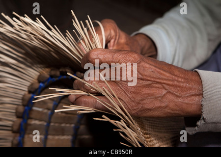 L'Inde, Nagaland, village Khonoma, artisanat, mains de vieil homme panier tissage Banque D'Images