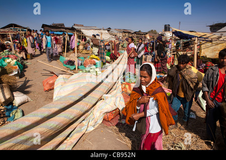 L'Inde, Meghalaya, Jaintia Hills, Shillong, Ummulong Bazar, commerçants ouverture parasol pour couvrir cale Banque D'Images