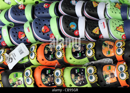 Crocs en caoutchouc pour enfants en vente au marché de dimanche sur Jalan Gala. Kota Kinabalu, Sabah, Bornéo, Malaisie, Asie du Sud-Est, Asie Banque D'Images