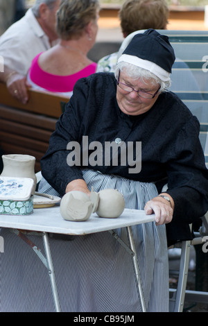 Femme en costume traditionnel à Maassluis durant la Furieade en 2011 Banque D'Images