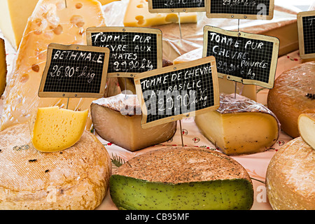 Les fromages français y compris la Tomme de chèvre en vente dans le marché St Chinian France Banque D'Images