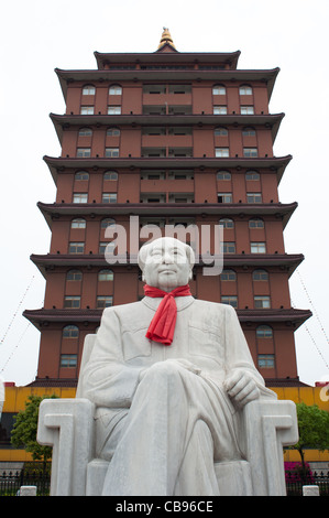 Mao Zedong monument situé en face de l'un la pagode -style tower dans le bonheur de Huaxi Park. Village de Huaxi, Jiangsu, Chine Banque D'Images