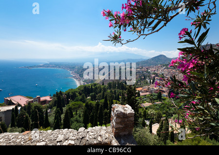 Avis de Teatro Greco in Taormina au nuage-enveloppé l'Etna Banque D'Images