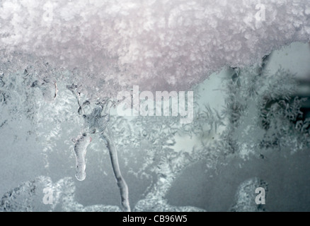 Détail de glace et de neige sur une fenêtre Banque D'Images