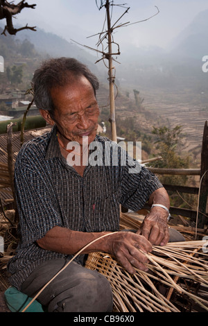 L'Inde, Nagaland, village Khonoma, artisanat, vieil homme panier tissage Banque D'Images