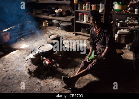 L'Inde, Nagaland, village Khonoma, femme de chambre de cuisine Banque D'Images