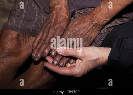 L'Inde, Nagaland, village Khonoma, côté os middle aged woman Naga et blanc visiteur de même âge Banque D'Images