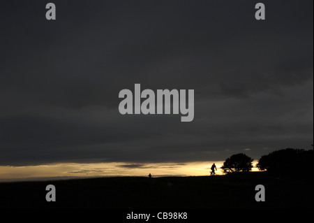 Coucher du soleil sur la colline de Highdown Worthing, West Sussex, Angleterre Banque D'Images