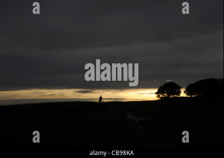 Coucher du soleil sur la colline de Highdown, Worthing, West Sussex, Angleterre Banque D'Images