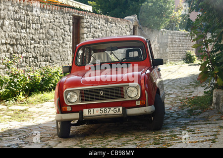 Renault 4 sur une rue pavée de Osor, Croatie Banque D'Images