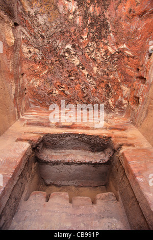 La conformation de rochers colorés à l'intérieur d'un tombeau excavé, Petra, Jordanie Banque D'Images