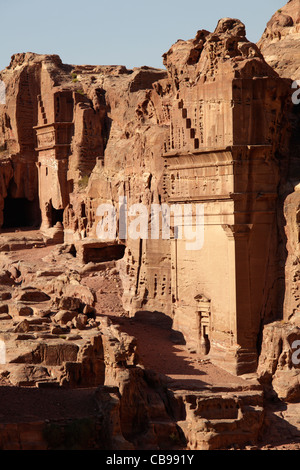 Tombes dans la rue des façades, l'une des tombes royales à Petra, Jordanie Banque D'Images