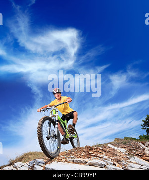 Personne équitation un vélo de montagne sur une pente Banque D'Images