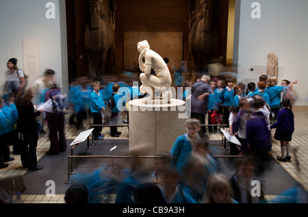 Les enfants d'une visite scolaire entourant la Vénus de Lely, British Museum, Londres, Royaume-Uni Banque D'Images